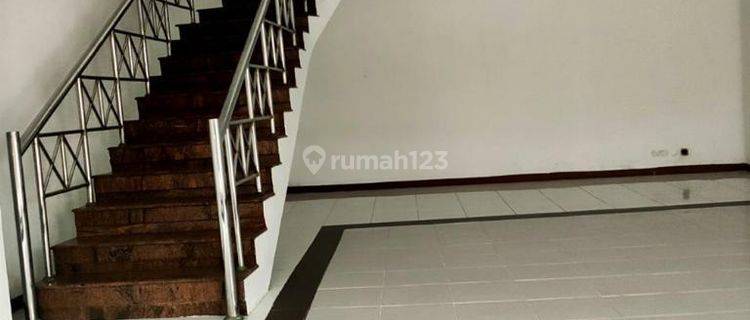 Rumah Dijual Mewah di Komplek Holis Regency 1