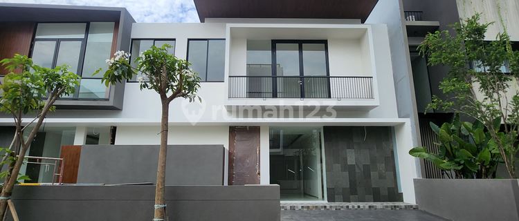 New Fresh House at Dian Istana West Surabaya Close to Toll Road Access 1