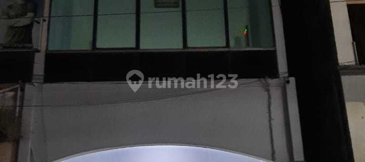 For sale: shop house on the main road Ahmad Yani. 1