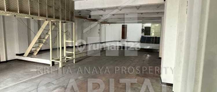 Three connected shophouses are needed, along with a residential building and a warehouse in Cimahi. 1