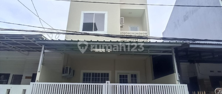 Cheap!! 3-Story Minimalist House in Kelapa Gading for Quick Sale 1