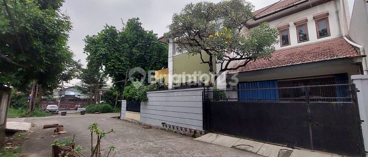 Two-Story Hook House in the Inkopol Complex, Jaka Sampurna 1