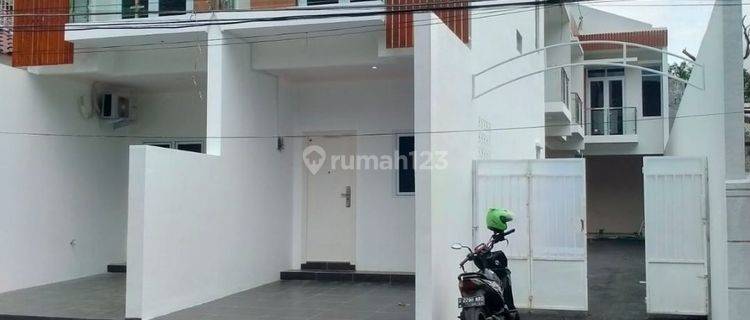 Rumah 3 Lantai Lokasi Strategis Dekat Area Perkantoran 1