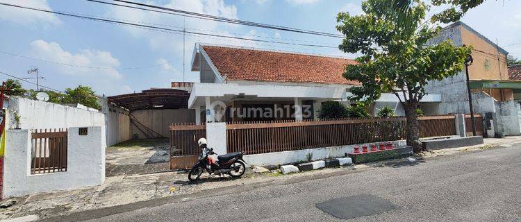 Rumah Luas Cocok untuk Kafe, Kantor, Ruang Usaha &Rumah  1