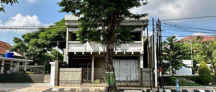 Rumah Tengah Kota Kudus di Jalan Pemuda, Kudus 1