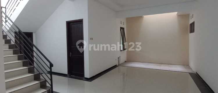 Nice Middle Town House in Kelengan Semarang 1