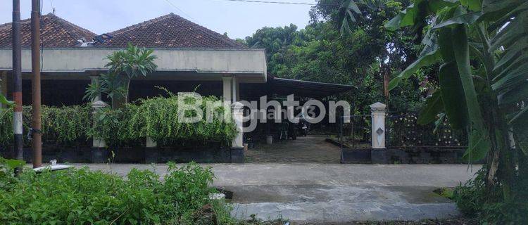 RUMAH BESAR ASRI BANGUNTAPAN BANTUL CARPORT 1