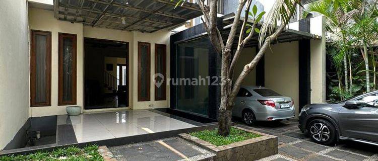 Turun harga rumah mewah.Nyaman.tenang.townhouse di kebayoran baru.bebas banjir.harga nego sampai dela 1