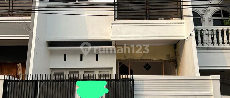 Quick Rent!! Tomang House with 5 Bedrooms + 3 Bathrooms, Main Road, Strategic Access West Jakarta. 1