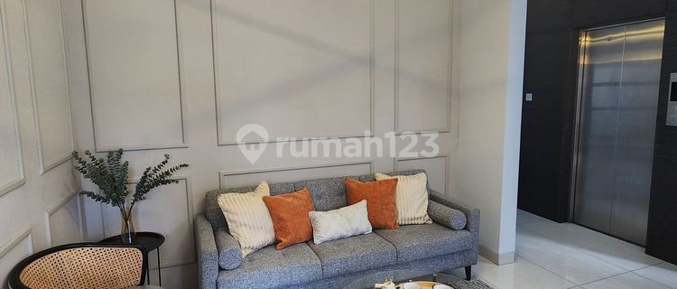 Rumah Nyaman Dengan Lift Dijual di Setrasirna Bandung 1