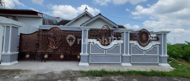 Balong Baru - Ready-to-Occupy Decent House Near Jl Jayawijaya 1