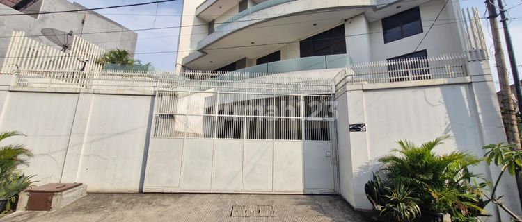 Rumah 3 Lantai Bagus Siap Huni Di Jatinegara Semi Furnish Shm,lt 375 M²,lb 1100 M² Kt 9+2,km 8+2 Di Jatinegara Jakarta Timur 1