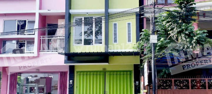 3.5 Floors Shop House in Kauman Malang, Near Pasar Besar, Suitable for Business 1