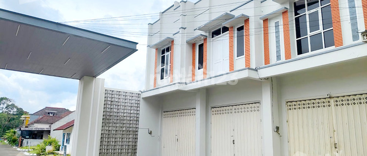 2-Story Shop House with Spacious Parking Area in Junrejo Batu Area, Suitable for Office/Food Business 1