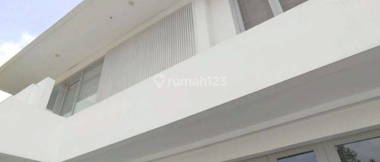 Rumah 2 Lantai Kolam Renang Shm Dekat Puri 1