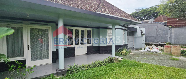 Strategic Colonial House Rental in Klojen Mountains, Ideal for Restaurant. 1