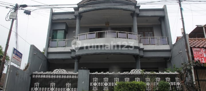 For Sale 2-Story House in a Strategic & Flood-Free Location in Kebon Jeruk, West Jakarta 1