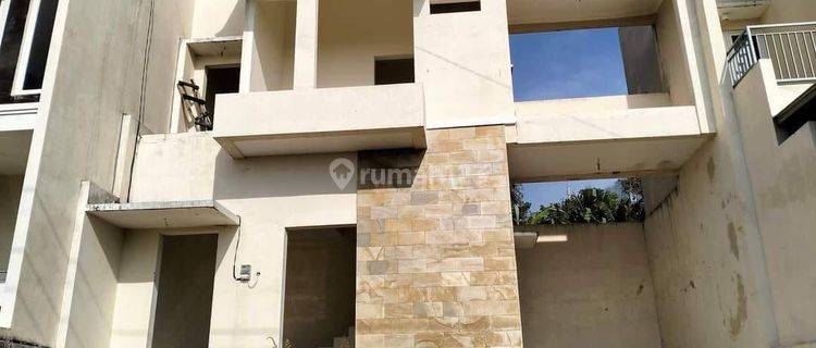 Dijual Cepat Villa Baru 2 Lantai di Batu  1