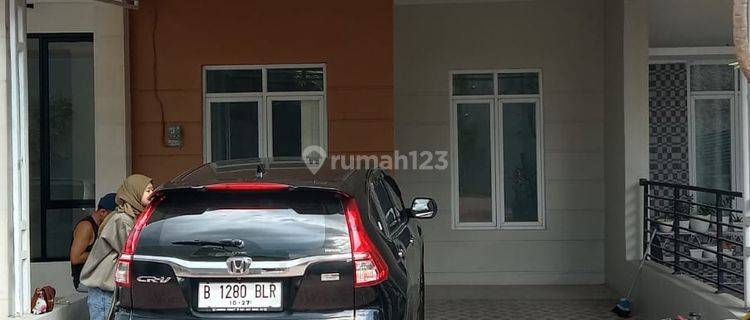 1. Rumah Cantik Dan Terawat, 2,5 Lantai, Siap Huni, Jual Cepat  1