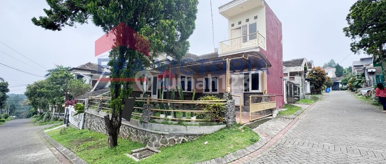 A house with a calm and comfortable atmosphere located in a housing complex. 1