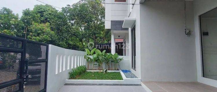 Rumah Cantik 2 Lantai Posisi HOOK di Graha Raya Bintaro 1