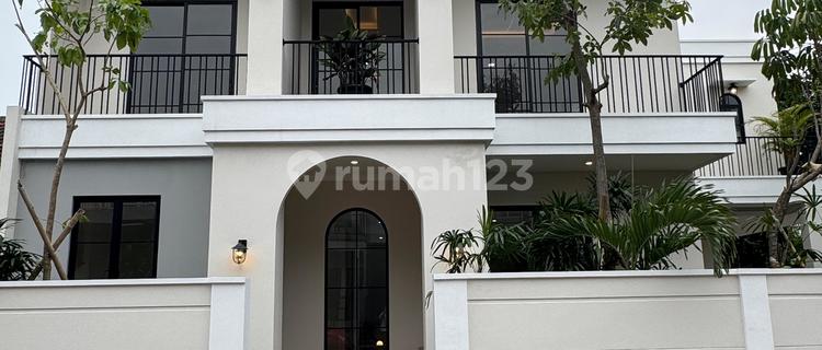 Aesthetic New House Hook Position at Kencana Loka BSD 1