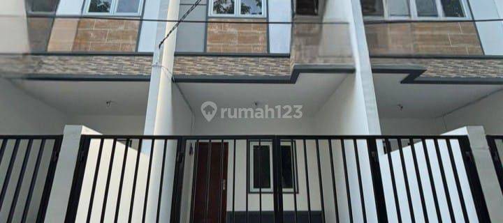 Rumah 3 Lantai Siap Huni di Kedoya, Jakarta Barat  1