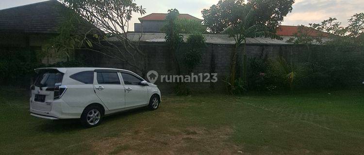 Disewakan Rumah kuta lokasi strategis parkiran luas dekat pantai  1