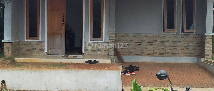 Rumah 1 lantai, dekat dengan pusat pendidikan, puskesmas dan polsek/koramil, akses jalan dilalui angkutan umum pagi sore, dekat dengan wisata jangari, hanya untuk 22 unit rumah, cocok untuk keluarga muda dan investasi masa tua 1