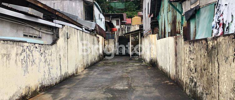 2 RUMAH DENGAN TANAH LUAS DI KARANG BUGIS 1