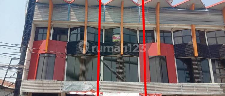 3-Story Shop House for Rent Located at Jendral Sudirman Street, Semarang. 1