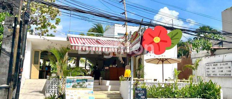 CAFE AT BATU BOLONG CANGGU NEAR BEACH 1