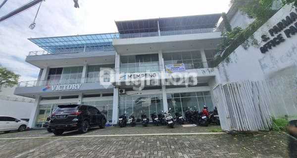 3-Story Strategic Shop House, Ideal for Business and Investment 1