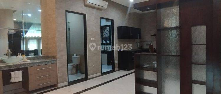 Rumah 3 Lantai Strategis Semi Furnished di Gading Nirwana, Jakarta Utara 1