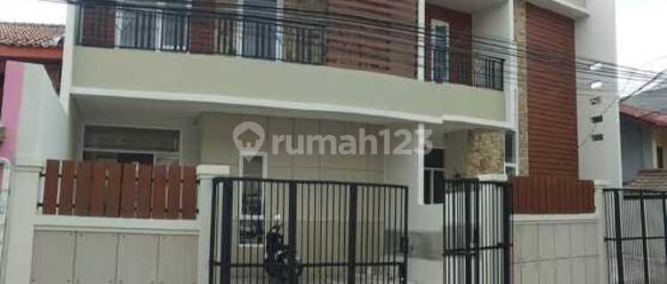 2 Units 3 Floors SHM Ready-to-Live House in Cempaka Putih Barat, Central Jakarta 1