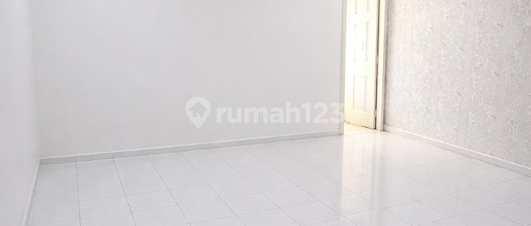 For Sale: 3.5-Story Shophouse in Singgasana Bandung with SHM Certificate, Located in Front of Bpk Penabur, Price 3.4 Billion. 1