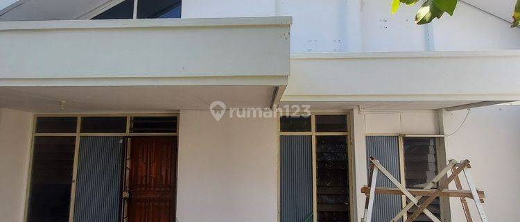 Rumah Bagus Semi Furnished di Manyar Kertoadi, Surabaya Murah 1