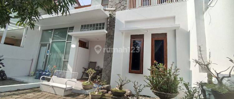 Rumah 2 Lantai Bagus Furnished SHM di Setra Dago, Bandung 1