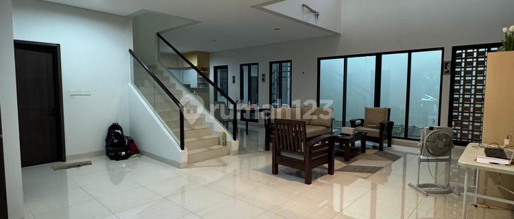 Rumah Luas di Cluster Emily Summarecon Bandung Semi Furnished 1