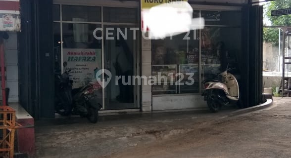 The shop house is very strategically located in the tourist area of Cirebon City. 1