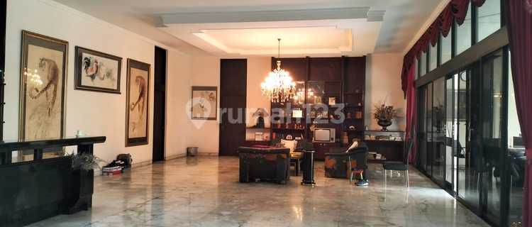 Dijual cepat, rumah mewah 2 lantai di lokasi paling strategis Kebayoran Baru, Jakarta Selatan. DIJAMIN HARGA TERBAIK karena hanya dihitung nilai TANAH-nya saja! 1