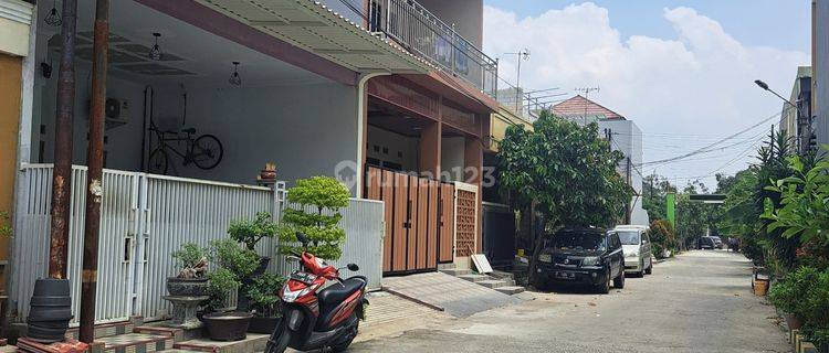 Rumah 2 Lantai Bagus Unfurnished SHM di Bulevar Hijau , Bekasi B0946 1