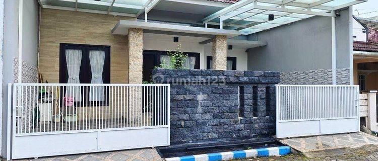 Rumah 2 Lantai Bagus di Taman, Sidoarjo 1