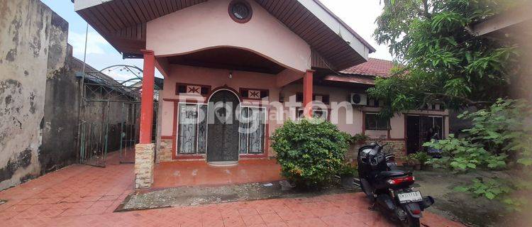 RUMAH Di Jl. Paus dengan 4 petak rumah kontrakan 1