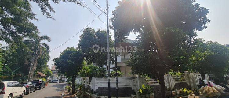 Rumah Hook bagus Depan Lapangan Tenis Puri Indah 1