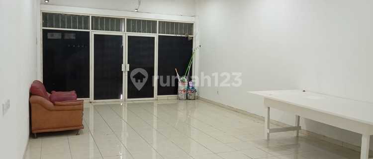 Ruang Usaha Siap Pakai di Graha Padma: Cocok untuk Cafe, Kantor, atau Klinik. 1