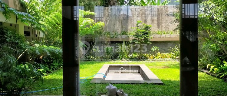 Sewa Rumah Furnish Asri Halaman Luas di Cipaku, Setiabudi Bandung 1