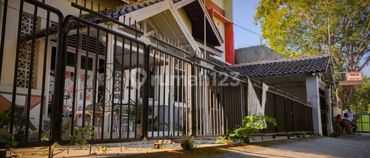 Active and busy boarding house located in the city center of Cirebon. 1