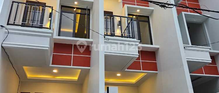 For Rent 3-Story House in Taman Ratu, Size 3X16m², Price Rp 75Million/Year. 1