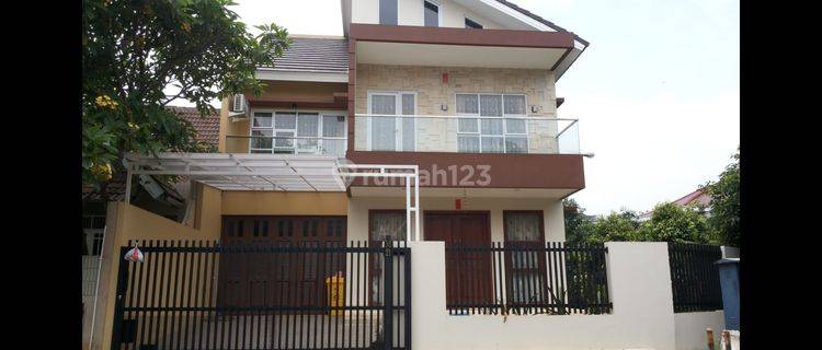 Dijual Rumah Mewah 2 lantai, Hoek, Full Furnished di Giriloka 1